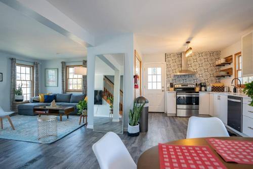 Фотография гостевого дома New Luxury Family Getaway with Designer Touches