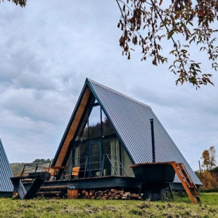 Фотография Коттеджа Шале А-фрейм с панорамным остеклением и террасой