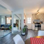 Фотография гостевого дома New Luxury Family Getaway with Designer Touches