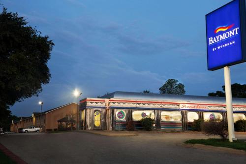 Фотография гостиницы Baymont by Wyndham Hearne