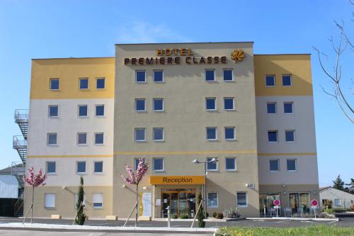Фотография гостиницы Premiere Classe Saint Etienne - Aéroport Bouthéon