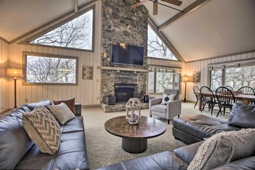 Фотографии гостевого дома 
            Mountaintop Wintergreen Resort Home with Deck and Views!