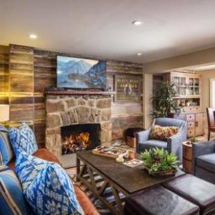 Фотографии гостевого дома
HISTORIC COTTAGE WITH LAKE VIEW, 1400 sqft, Deck, Dogs, Walk to Village