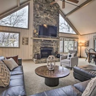 Фотография гостевого дома Mountaintop Wintergreen Resort Home with Deck and Views!