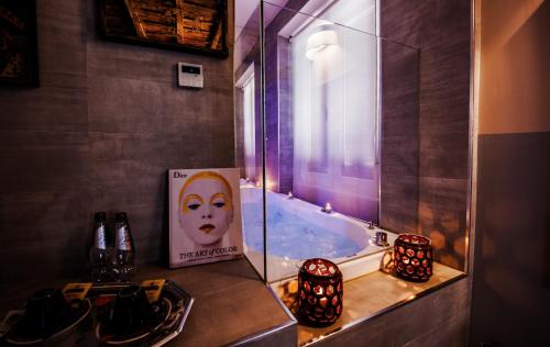 Фотография гостевого дома Town House Spagna- luxury Rooms with Jacuzzi Bath