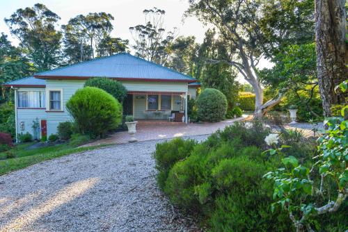 Фотография гостевого дома Mountain Whispers Chatelaine Valley