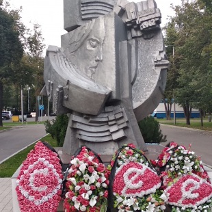 Фотография памятника Погибшим на стадионах