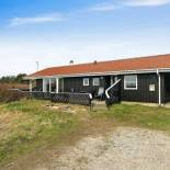 Фотография гостевого дома Four-Bedroom Holiday home in Blokhus 4