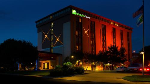 Фотография гостиницы Holiday Inn Express - San Antonio Airport, an IHG Hotel
