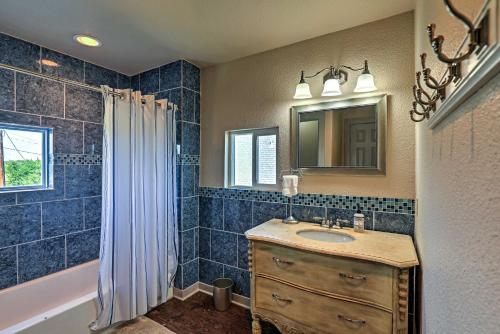 Фотография гостевого дома Waterfront Granbury House with Deck and Private Dock!