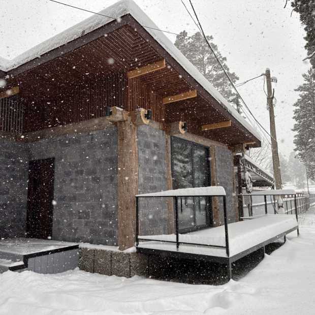 Фотографии Коттеджа 
            Частный дом гнѣздо с камином и двумя спальнями