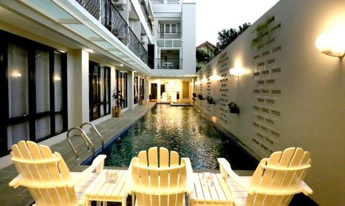 Фотография гостиницы Urbanest Inn House TB Simatupang