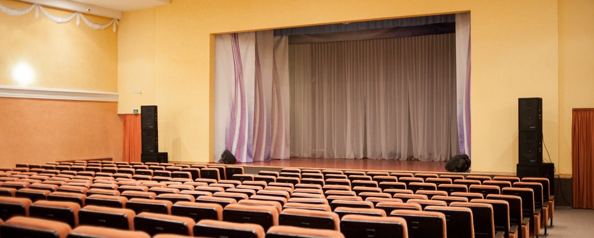 Фотографии концертного зала Зрительный зал Молодежного клуба Русь