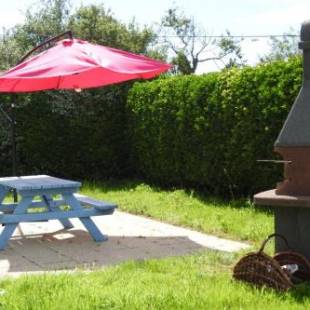 Фотографии гостевого дома 
            Propriete d'une chambre a Sainte Marie du Mont a 100 m de la plage avec jardin clos et wifi