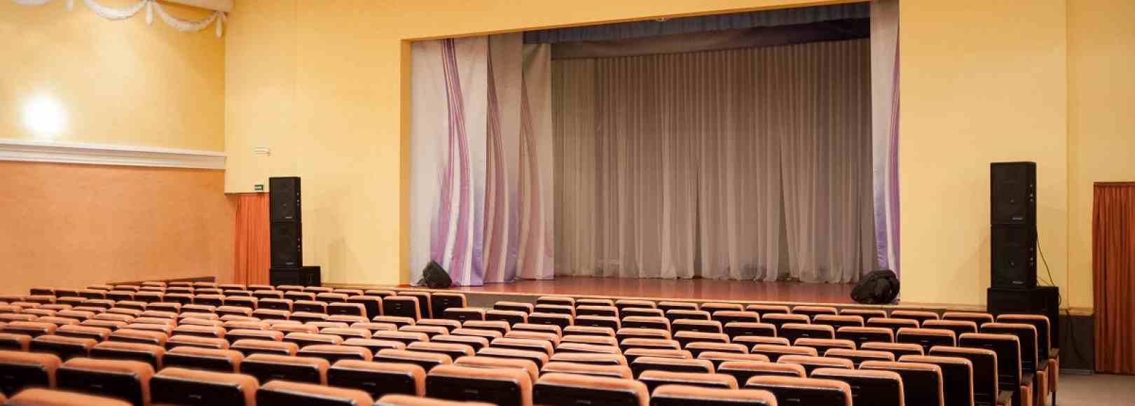 Фотография концертного зала Зрительный зал Молодежного клуба Русь