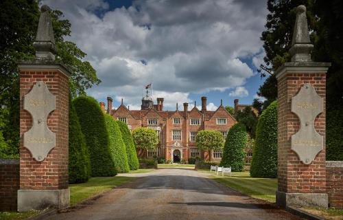 Фотография гостиницы Great Fosters - Near Windsor