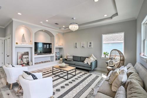 Фотография гостевого дома Chic Coastal Escape with Deck and Walk to Beach