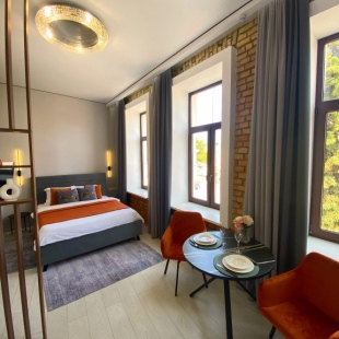 Фотография квартиры Апартаменты в самом центре города с видом на пешеходную улицу