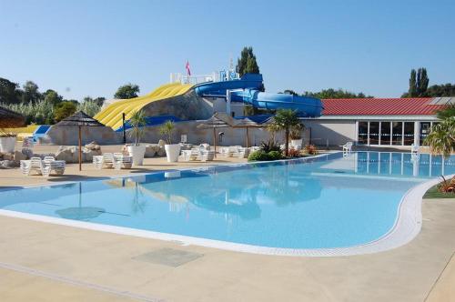 Фотография кемпинга Mobil home 3 chambres 2 salles de bains au camping 4 étoiles MH276 aux charmettes