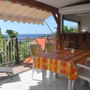 Фотографии гостевого дома 
            Bungalow de 2 chambres a Bouillante a 100 m de la plage avec vue sur la mer jardin amenage et wifi