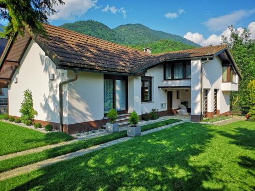 Фотография гостевого дома Holiday House Red Deer