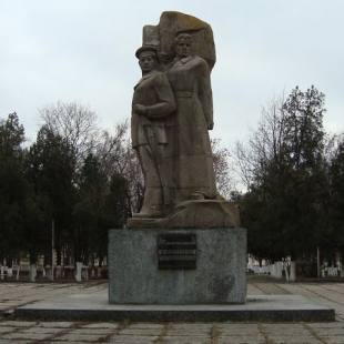 Фотография памятника Памятник Ф. Подтелкову и М. Кривошлыкову