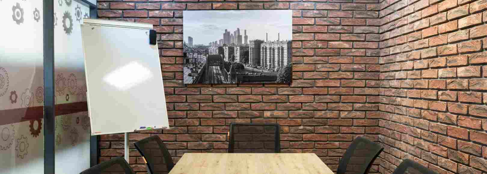 Фотография комнаты для переговоров Коворкинг Промзона Переговорная до 6 человек