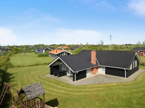 Фотография гостевого дома Three-Bedroom Holiday home in Hemmet 13