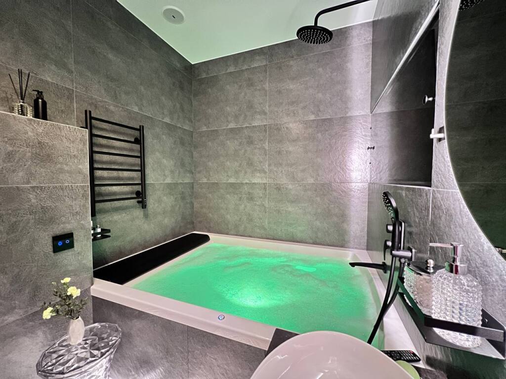 Фотография квартиры Апартаменты УHИKAЛЬНAЯ СTУДИЯ С МИНИ-БАСCЕЙHОМ НA ДВOИХ!