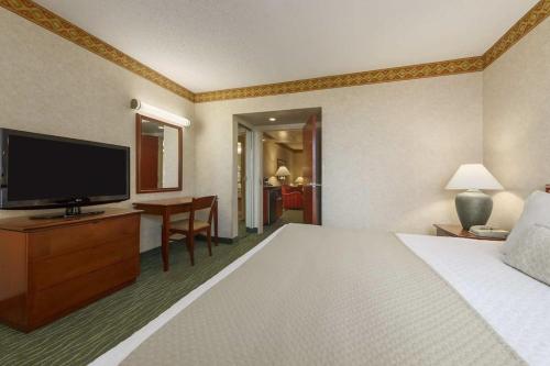 Фотография гостиницы Embassy Suites Tampa - USF / Busch Gardens