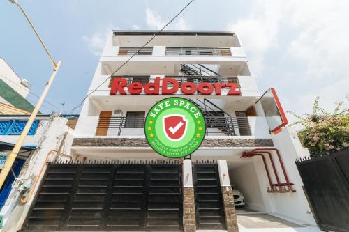 Фотография гостиницы RedDoorz @ DBuilders Bangkal Makati
