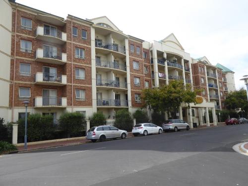 Фотография квартиры ADELAIDE CBD APARTMENT - 3BR, 2BATH & CARPARK