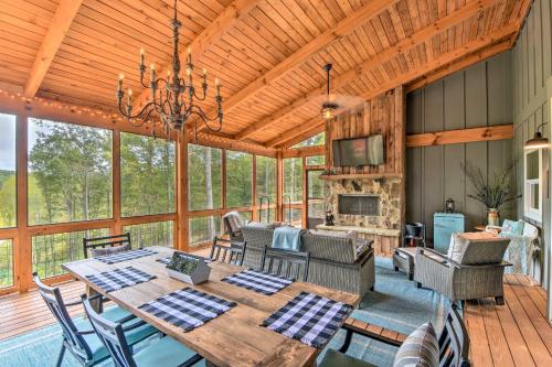 Фотография гостевого дома Cork and Creek Cottage with Mtn and Pasture Views!