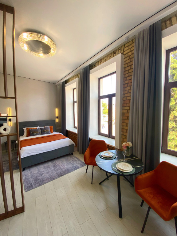 Фотография квартиры Апартаменты в самом центре города с видом на пешеходную улицу