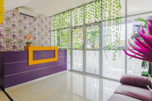 Фотография гостиницы RedDoorz Plus near Stasiun Bekasi