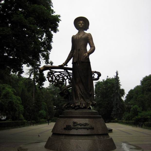 Фотографии памятника 
            Памятник С. Крушельницкой