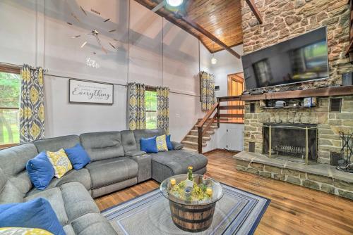 Фотографии гостевого дома 
            Pocono Mountains Home with Game Room, Deck and Grill!