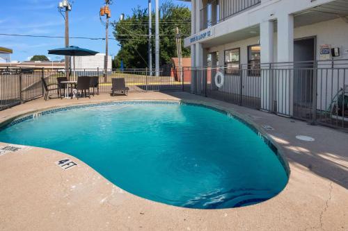 Фотография гостиницы Motel 6 Irving - Loop 12