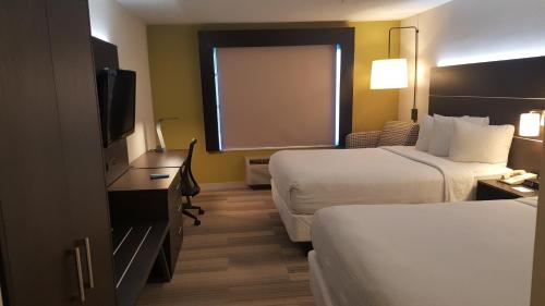 Фотография гостиницы Holiday Inn Express and Suites Chicago West - St Charles, an IHG Hotel