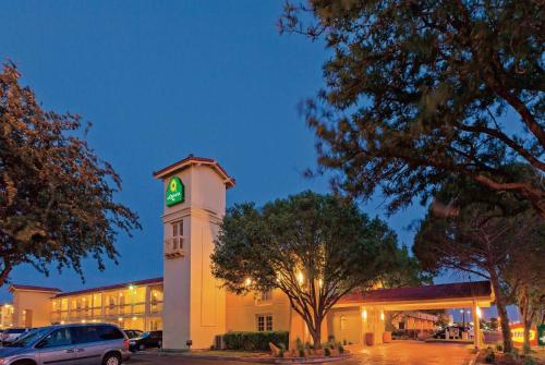 Фотография гостиницы Baymont by Wyndham Lubbock - Downtown Civic Center