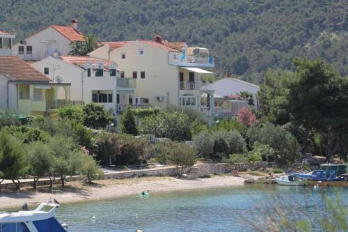 Фотография гостевого дома Apartments by the sea Grebastica, Sibenik - 8333