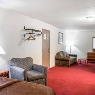 Фотографии гостиницы 
            Econo Lodge Inn & Suites