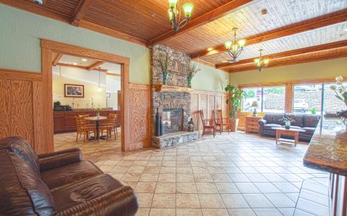 Фотография гостиницы Brookstone Lodge near Biltmore Village, Ascend Hotel Collection