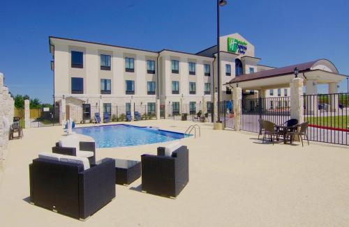 Фотография гостиницы Holiday Inn Express Hotels & Suites Cuero, an IHG Hotel