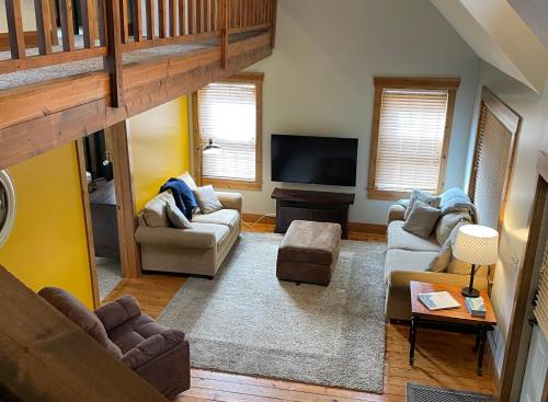 Фотография гостевого дома Blue Spruce . Trailside Lodging