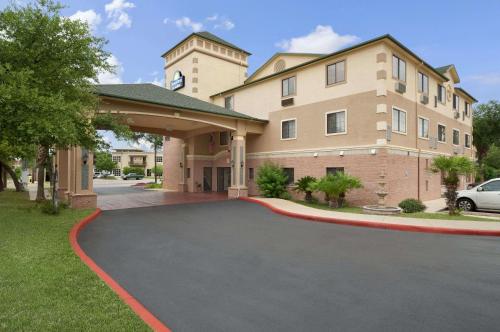 Фотография гостиницы Days Inn & Suites by Wyndham San Antonio North/Stone Oak