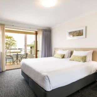 Фотографии гостиницы
Nightcap at the Ship Inn