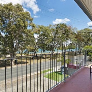 Фотография гостевого дома First floor unit close to shops, park and waterfront!