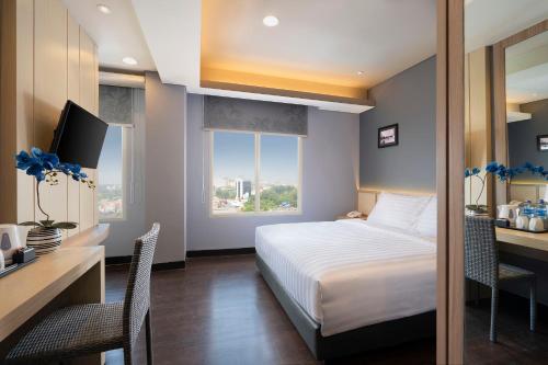 Фотография гостиницы BATIQA Hotel Darmo - Surabaya