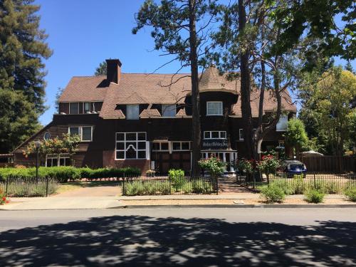 Фотография мини отеля Cedar Gables Inn